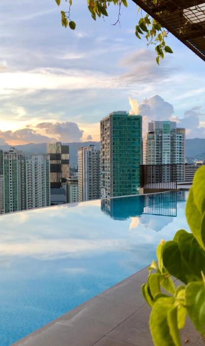 High View 1Room Condo in Cebu City near Ayala Mall with Rooftop Pool, Fast WiFi and Netflix