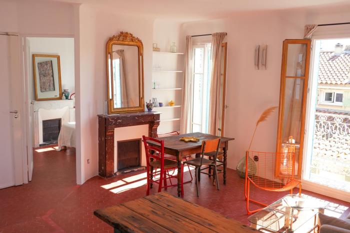 Sunny cocoon with harbor view