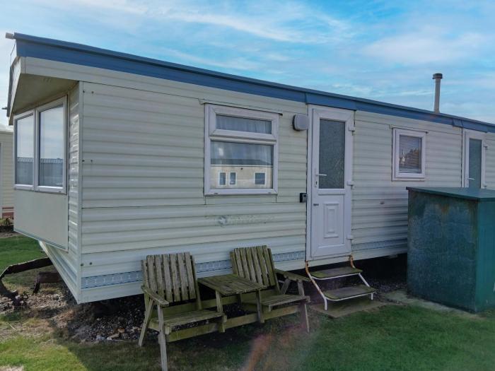 Charming 6 Berth Caravan With Decking By The Beach In Suffolk Ref 40107Nd