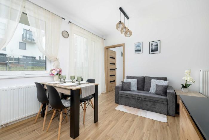 Elegant Apartment in Gliwice with Garden Desk and Parking by Noclegi Renters