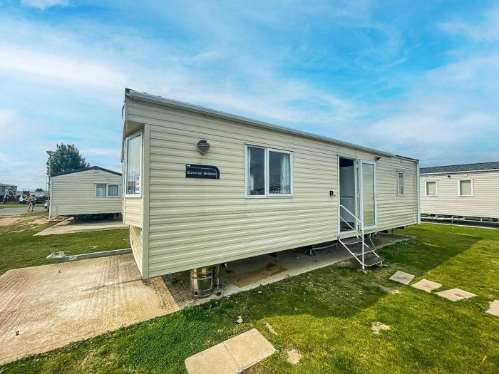 Superb Caravan At Seawick Holiday Park Ref 27922Sw