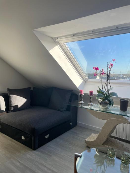 Bright & Modern 2 Bedroom Apartment near City