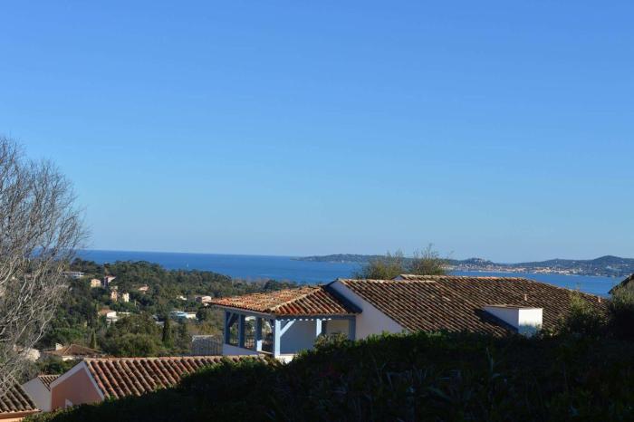 SM3001 Trois PIECES VUE MER dans domaine avec piscine GRIMAUD