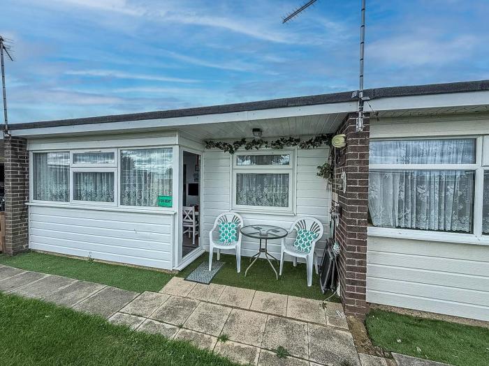 Lovely Chalet Nearby Hemsby Beach In Norfolk Ref 83070S