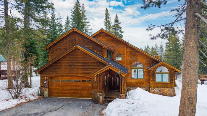 2 Truckee Cabin • Sleeps 20 • Hot tub • Games • Near Donner Lake Donner Ridge Alplenglow Chalet by AvantStay