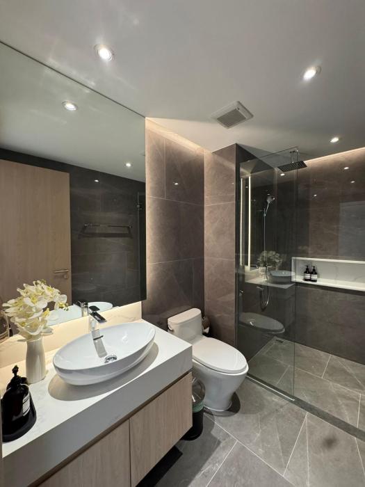 Modern 1BR Condo Top Floor Pool, Cinema & Fast WiFi Next to Boat Avenue