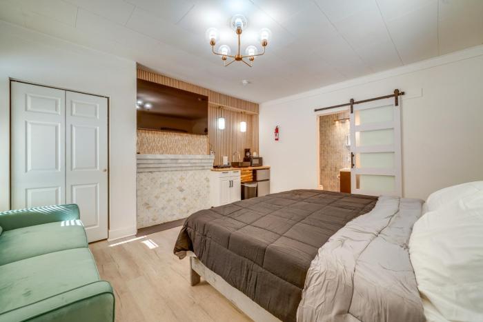 Historic Hinton Gem: Walkable Luxury Near Dtwn!