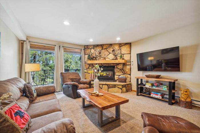 Cozy 2BR condo in Breckenridge with wooded views, easy ski access to Atrium 108!