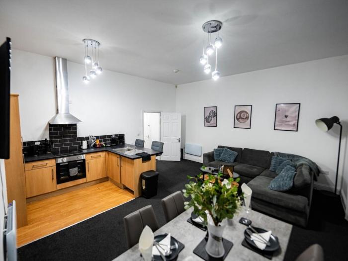 Stylish First Floor Elms West Apartment With Free Parking