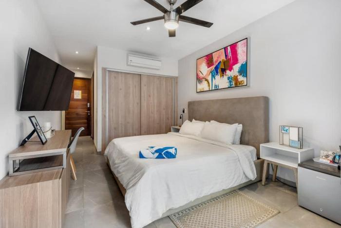Cozy Room Condo w Rooftop Pool & Gym Access