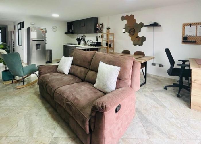 Cerca del Metro Poblado con Wifi rapido