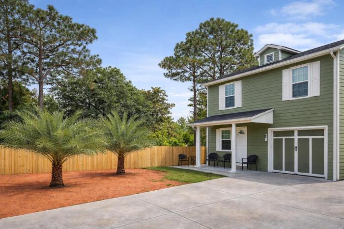 Vacation House, 2 Miles to Beach, Smart TVs, Grill