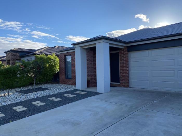 Modern 4-Bedroom Home, Near Playground, Lake Nature Trails, Minutes to Bendigo