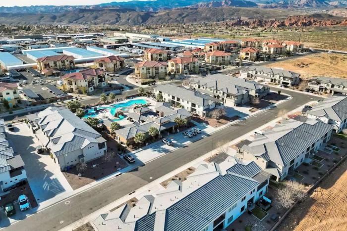 Zion Village Resort PLAYcation 2 - Sleeps 21, Private Hot Tub, Club House with Large Pool and Lazy River