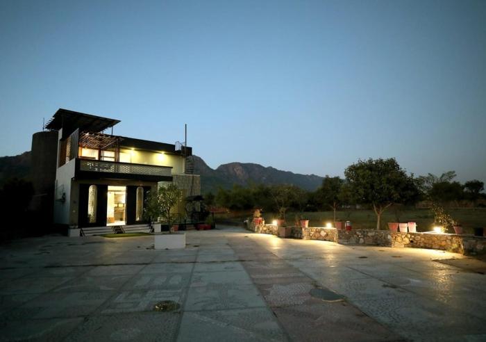 The Nivaas at Berhins - 4 BHK luxury farm with Pool, BBQ, Lawn in Pushkar