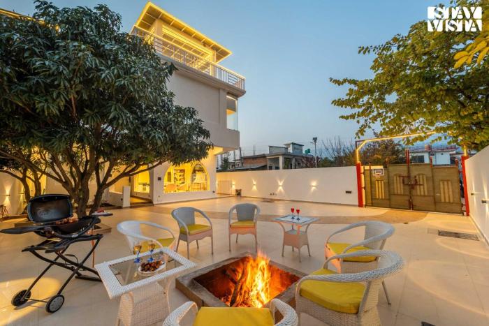 StayVista at Tirtham Ivory Home with Jacuzzi
