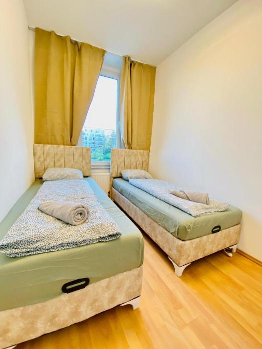 Private Rooms in Spacious 5-Bedroom Apartment Near Train Station