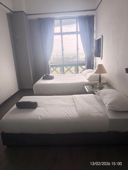 1 Bedroom with 1Queen 1 single, Hall Queen, Sea Pool View