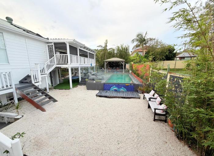 Large Coastal Home in the Heart of the Entrance! Sleeps 18