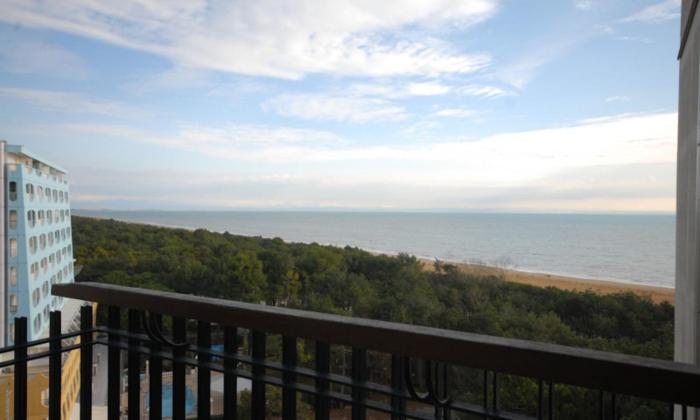 Bright sea view apartment