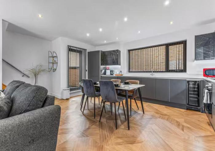 Super King Penthouse Minutes from Arndale Centre - Pass the Keys