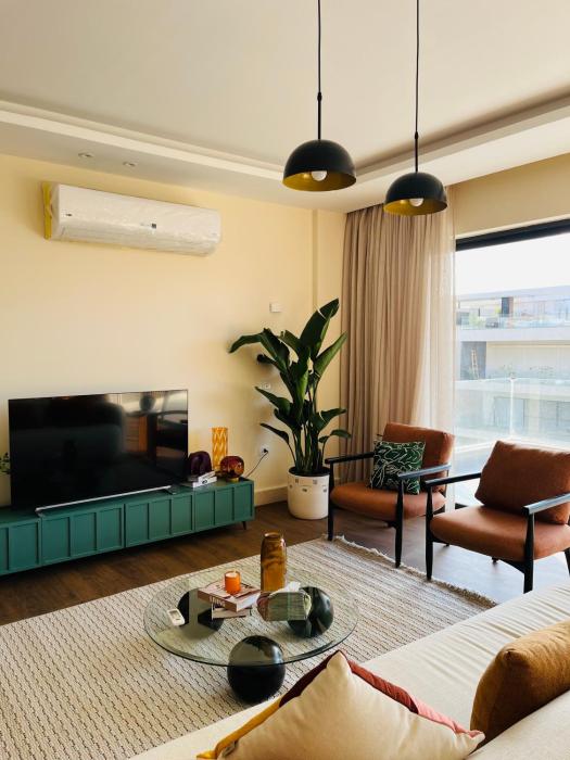 Penthouse w Private Rooftop Pool & Lake Views