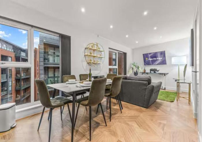 Stunning Split Floor Flat by Manchester Victoria - Pass the Keys