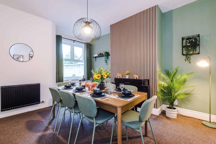 Spacious 4 Bed Home in Crewe by 53 Degrees Property! Perfect for Groups & Families