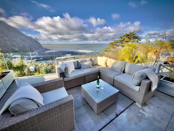 Harbour Edge, Luxury 2 BR 2 BA Apt, Sea View and Terrace, Parking