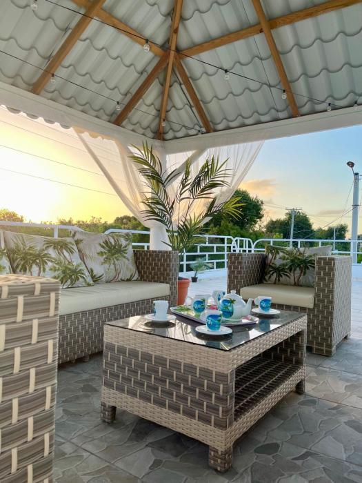 Peaceful Paradise, Gated Home with Sunset Ready Rooftop