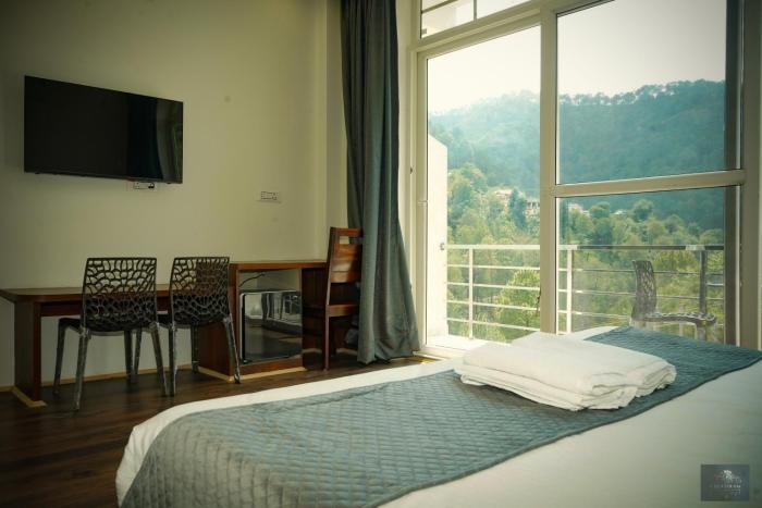 The Oaks - Scenic Couple Retreat in Kasauli with Private Balcony Views