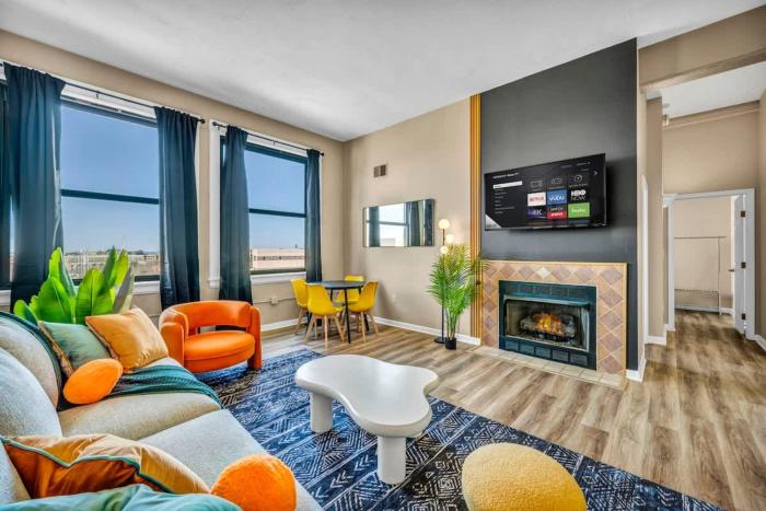 Funky 2B Apt in Downtown Cleveland FREE Parking