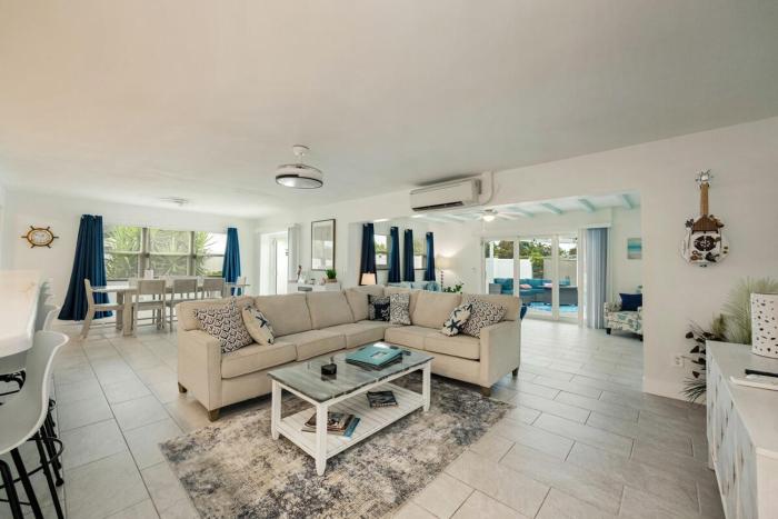 Lux 5 bed-3 bath Canal Front, with Pool in DT Cape