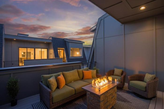 Luxury Gated Duo Sleeps 24 Karaoke & Rooftop