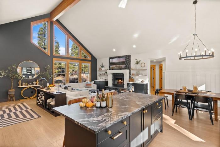 New, Luxury, 1-story, Sleeps 10, SHARC, Hot Tub