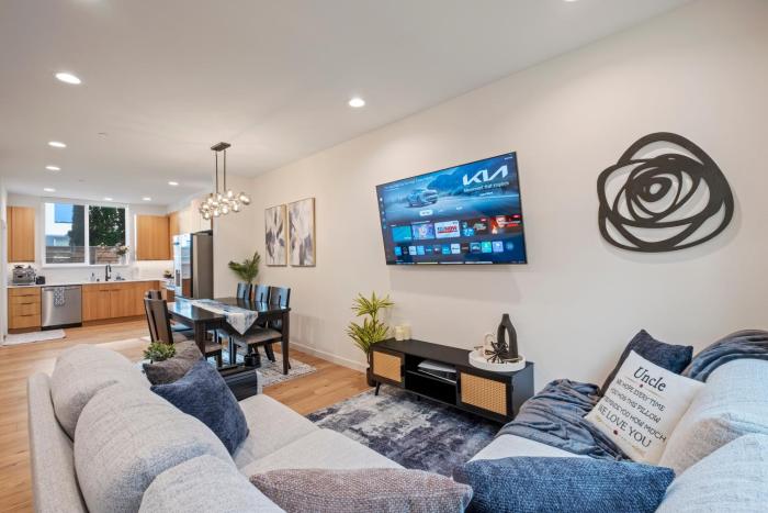 PS5, AC, Parking - 15 min to Beach-Stadium-Airport