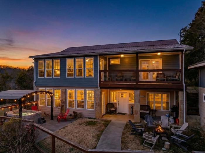 Spacious Home with Hot Tub Game Room Fire Pit Fun-Family Friendly