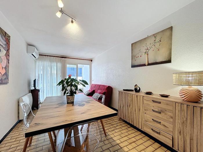Appartement Climatisé avec Cabine et Parking Privé, à Deux Pas de la Plage, WiFi Inclus - FR-1-715-7