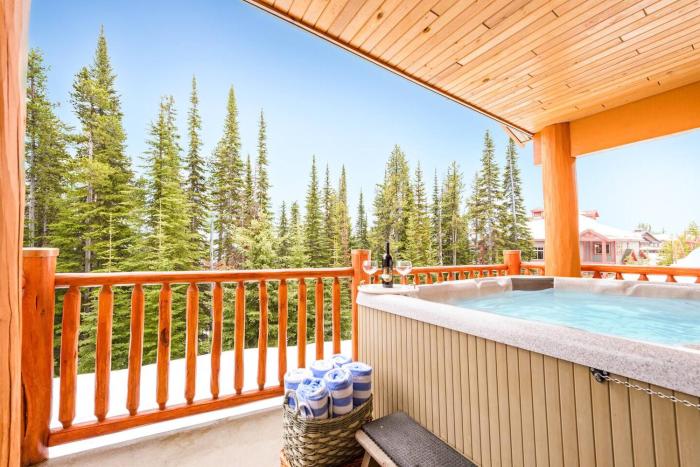 Best Ski-in out 3 Bdrm Chalet, with Hot Tub