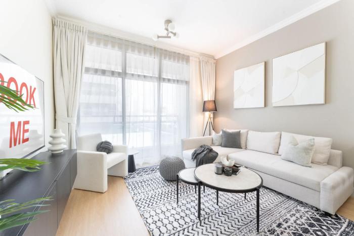 Free housekeeping visits during your stay - StayShort - Stylish 1BR in the Heart of Dubai Marina