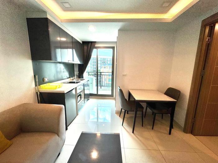 Modern 1-Bedroom Apartment With Pool View