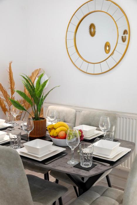 Contractor Accommodation, Free Large Car Park, Sleeps 7