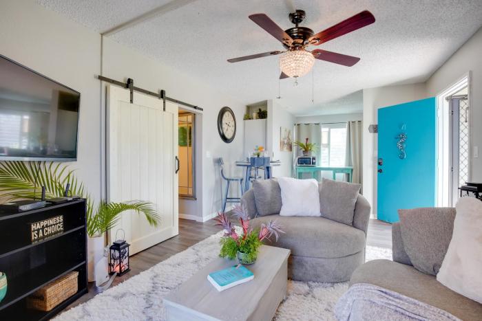 Lanai and Community Pool Access Sunny Central Condo