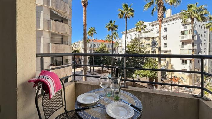 Modern 2 Bd Next To Rue Dantibes