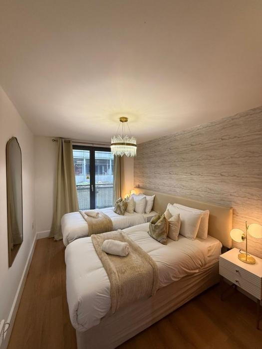 Stylish Chinatown Two Bedrooms Apartment - Secure Parking & Balcony - Centre 10Arc