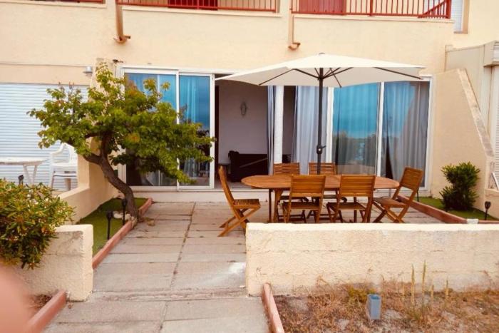 Pretty cocoon at the foot of the pond