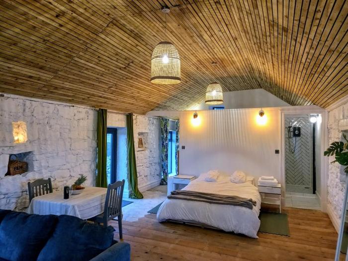 The Old Farmhouse, Roos