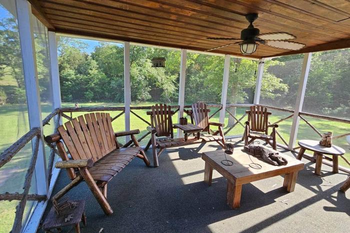 Cozy Cabin Retreat - Sleeps 8 - 1 Hr from STL