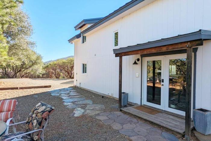 Cozy Woodworkers Cabin, 26 miles to Yosemite!