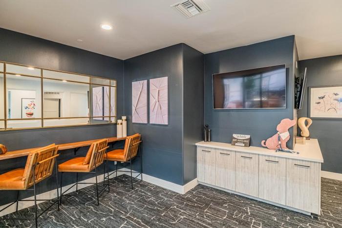 Resort-Style 3RB-2BR-1BR Retreat, Pool, Gym, Parking